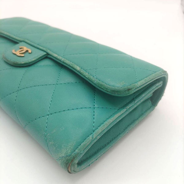 シャネル 財布 修理前：レザーの角擦れと色剥げの状態