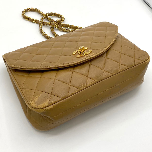 シャネル マトラッセ ベージュの色剥げ・角擦れ修理前の状態