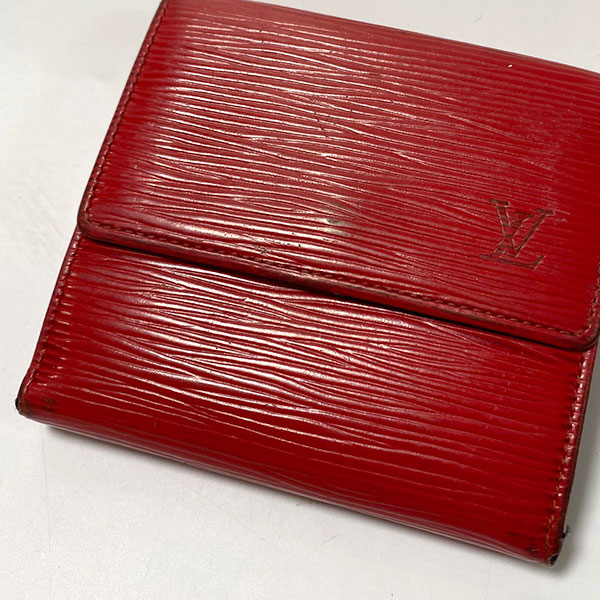 ルイ ヴィトン エピ 財布 修理前:角の激しい擦れと黒ずみがある赤い折り財布