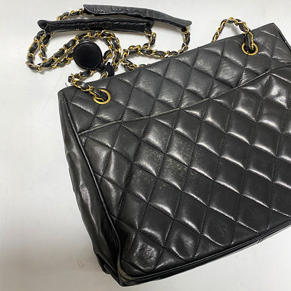 シャネル マトラッセ 黒 カビ跡と角擦れのクリーニング・修理前