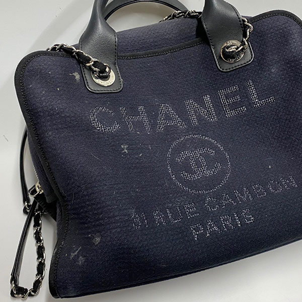 シャネル バッグ カビ取り前：キャンバス生地に発生した白カビと汚れ