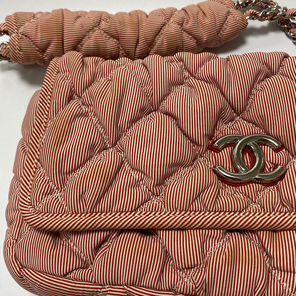 シャネル バブルキルト 布バッグ クリーニング前：黄ばみとシミ汚れの状態