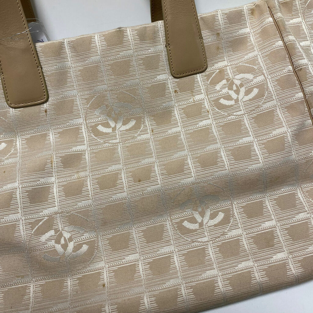 シャネル トラベルライン 修理前：ナイロン生地のオレンジ色のシミ・カビ