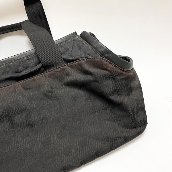 シャネル ニュートラベルライン 黒：紫外線による赤変・色褪せの状態