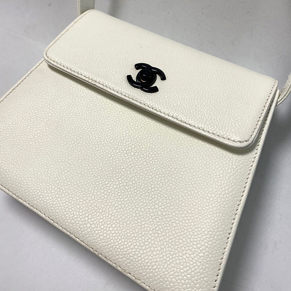 シャネル キャビアスキン 白バッグ 修理後 カビ除去と染め直しで清潔感を取り戻した状態