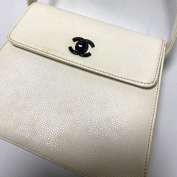 シャネル キャビアスキン 白バッグ 修理前 カビのシミと汚れが目立つ状態