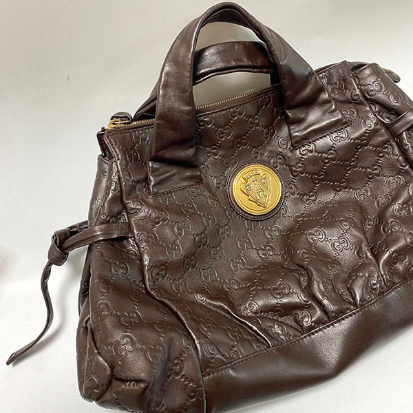 クリーニングと染め直し修理後のグッチシマバッグ。擦れが綺麗に修復され、上品なダークブラウンのツヤが蘇った状態